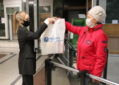 Сотрудники «Рязаньэнерго» вручили подарки ветеранам энергетики